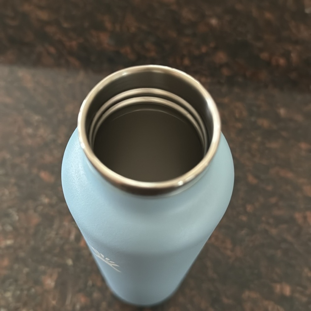 24 oz Hydroflask Standard Mouth Flexcap in Sky Blue (Carolina blue) - Picture 4 of 7